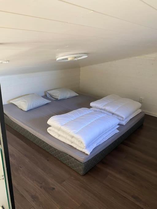 Stuga Pa Oe / Naerhet Till Vatten Mariestad Extérieur photo