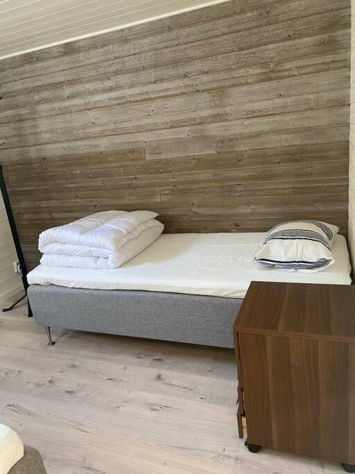 Stuga Pa Oe / Naerhet Till Vatten Mariestad Extérieur photo